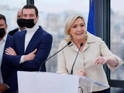 Far-Right Leader in France Prior to the Election of the Parliament, Le Pen Disputes the President's Status as Army Leader