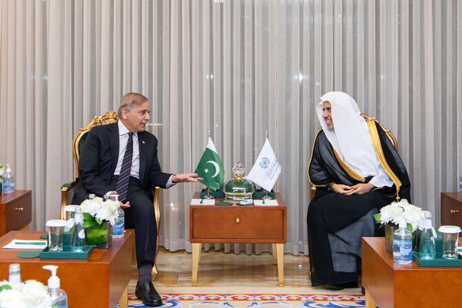 The Pakistani PM Visits MWL and Commends the Efforts to Show Solidarity