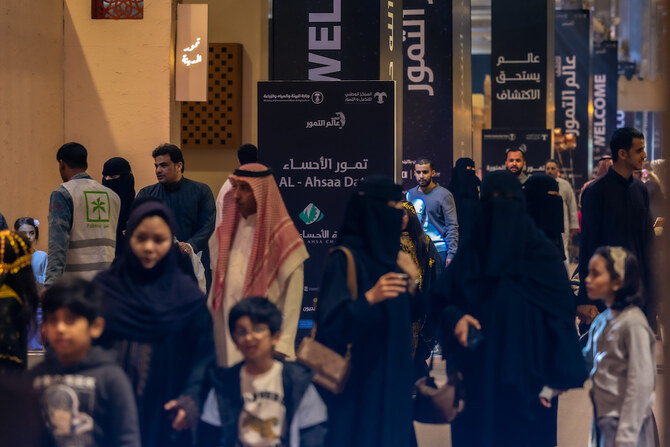 In Riyadh, the Environment Minister opens an International dates Exhibition.