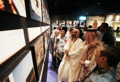Indonesians are Given a Virtual Tour of Islamic Heritage Through a Saudi Display