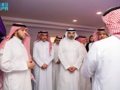 Saudi Communications Minister Examines Hajj Travellers' Telecom Services