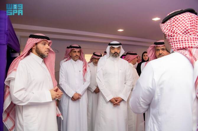 Saudi Communications Minister Examines Hajj Travellers' Telecom Services