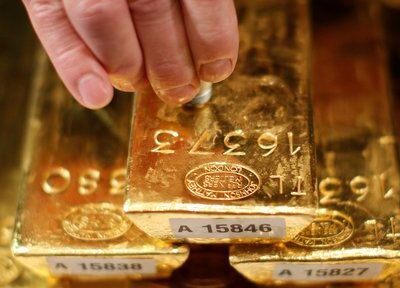 Gold Falls to Approach Three-Week lows as US-EU Accord Improves Risk Appetite Ahead of Fed Meeting