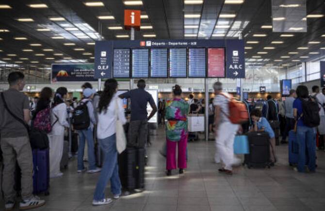 Flights are Disrupted For The Second Day Due to The Strike by French Air Traffic Controllers