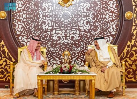 Bahrain’s King Hamad Welcomes Saudi Minister in Manama for Key Talks