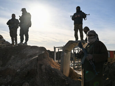 First Group of 150 Daesh Prisoners Transferred from Syria to Iraq by US Military