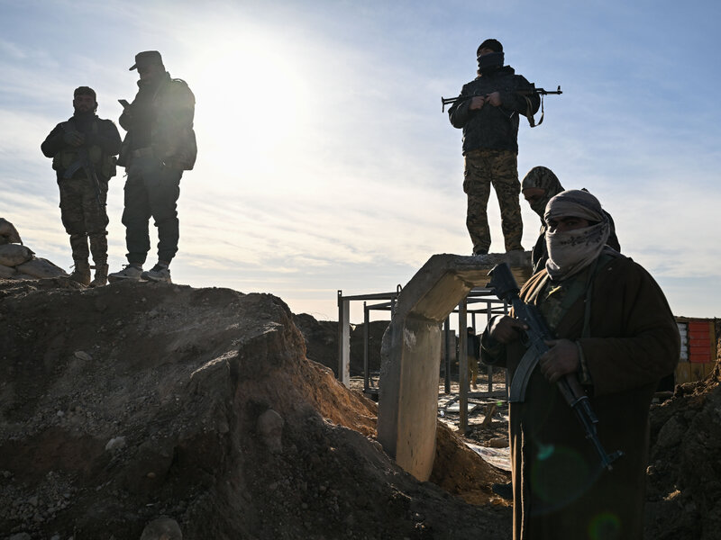 First Group of 150 Daesh Prisoners Transferred from Syria to Iraq by US Military