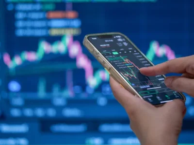 Why Investors Are Pouring Back Into Tech Stocks While Oil Falls