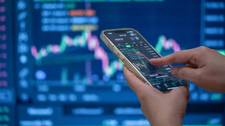 Why Investors Are Pouring Back Into Tech Stocks While Oil Falls